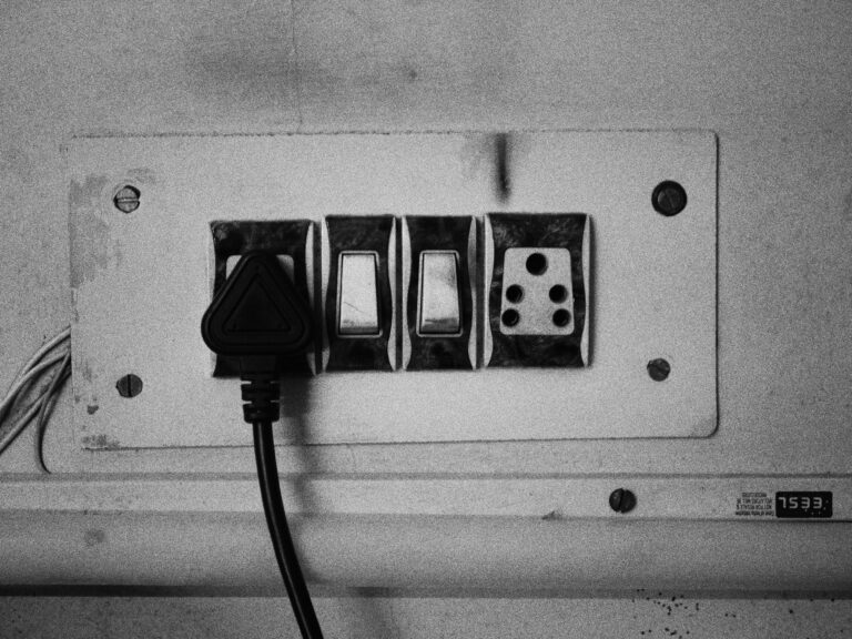 停電時の太陽光発電と蓄電池を活用した電力確保方法について解説