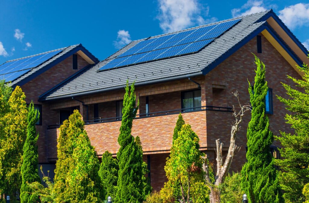 太陽光発電はエコじゃない？その誤解を地域活性化や世界の導入状況から解説